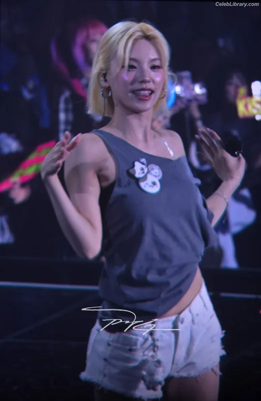 Yeji - ITZY (예지, Hwang Ye-ji) photo 10 of 1028