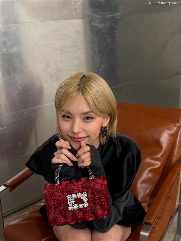 Yeji - ITZY (예지, Hwang Ye-ji) photo 23 of 1028