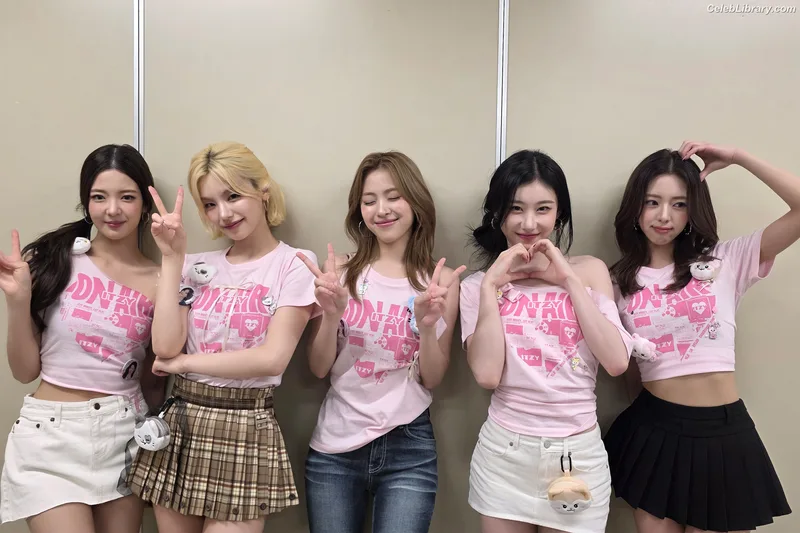 Yeji - ITZY (예지, Hwang Ye-ji) photo 6 of 1028