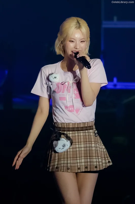 Yeji - ITZY (예지, Hwang Ye-ji) photo 10 of 1028