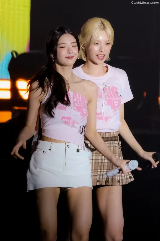 Yeji - ITZY (예지, Hwang Ye-ji) photo 11 of 1028