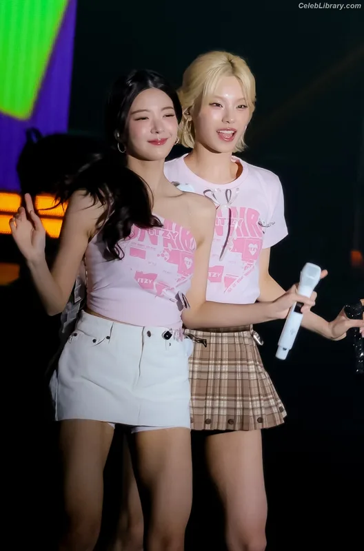 Yeji - ITZY (예지, Hwang Ye-ji) photo 12 of 1028