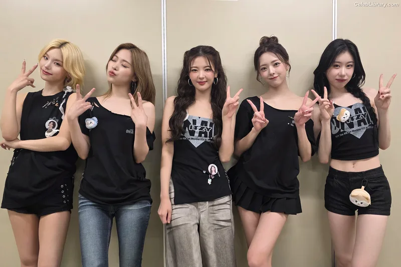 Yeji - ITZY (예지, Hwang Ye-ji) photo 13 of 1028