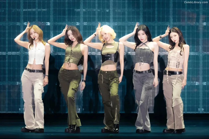 Yeji - ITZY (예지, Hwang Ye-ji) photo 17 of 1028