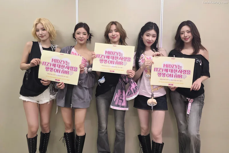 Yeji - ITZY (예지, Hwang Ye-ji) photo 20 of 1028