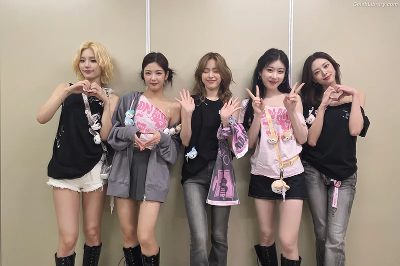 Yeji - ITZY (예지, Hwang Ye-ji) photo 21 of 1028