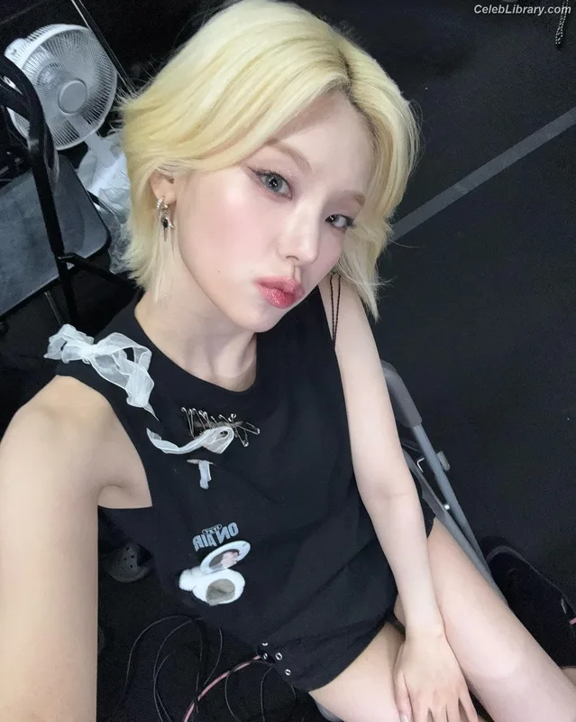 Yeji - ITZY (예지, Hwang Ye-ji) photo 5 of 1028