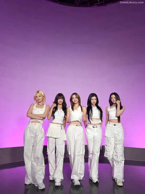Yeji - ITZY (예지, Hwang Ye-ji) photo 7 of 1028
