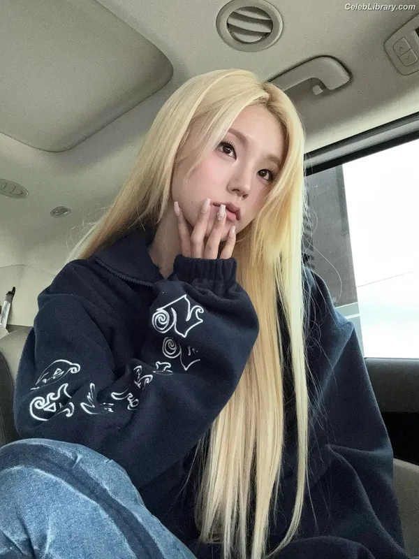Yeji - ITZY (예지, Hwang Ye-ji) photo 19 of 1028