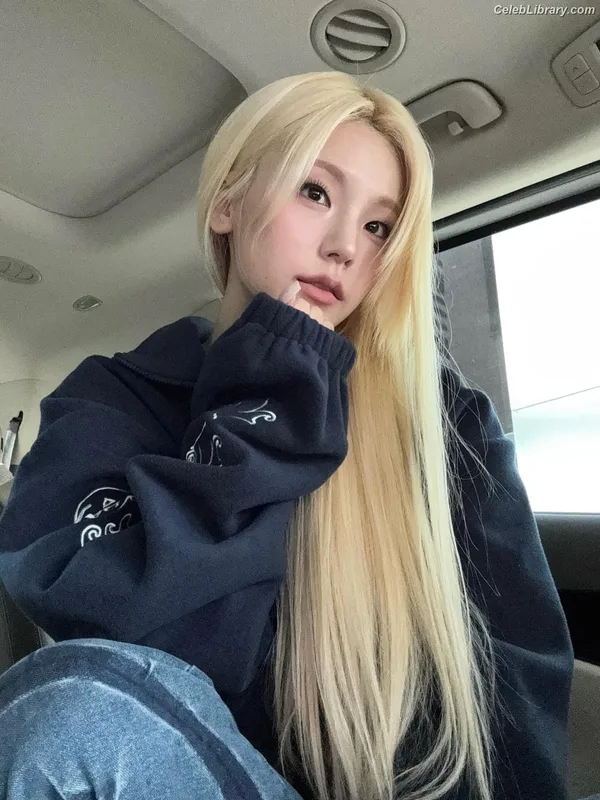 Yeji - ITZY (예지, Hwang Ye-ji) photo 20 of 1028