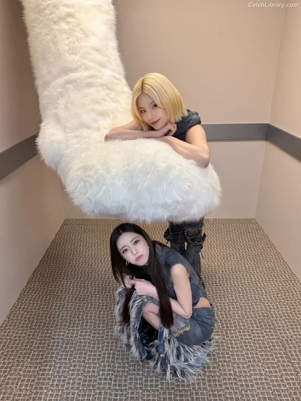 Yeji - ITZY (예지, Hwang Ye-ji) photo 2 of 1028