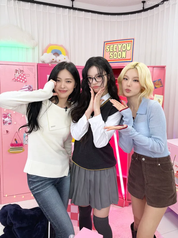 Yeji - ITZY (예지, Hwang Ye-ji) photo 4 of 1028