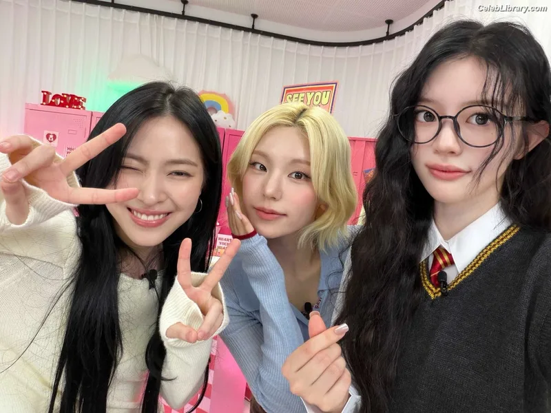 Yeji - ITZY (예지, Hwang Ye-ji) photo 5 of 1028