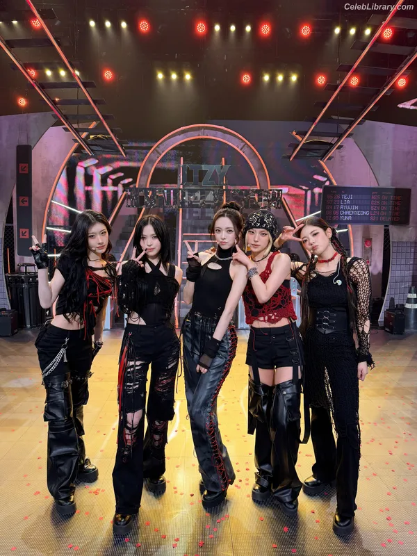 Yeji - ITZY (예지, Hwang Ye-ji) photo 10 of 1028
