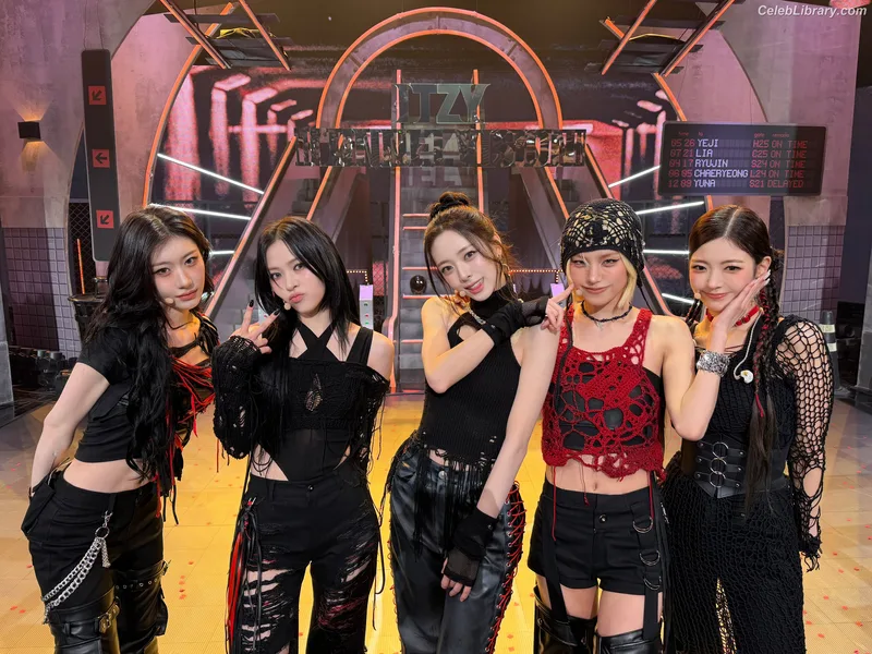 Yeji - ITZY (예지, Hwang Ye-ji) photo 11 of 1028