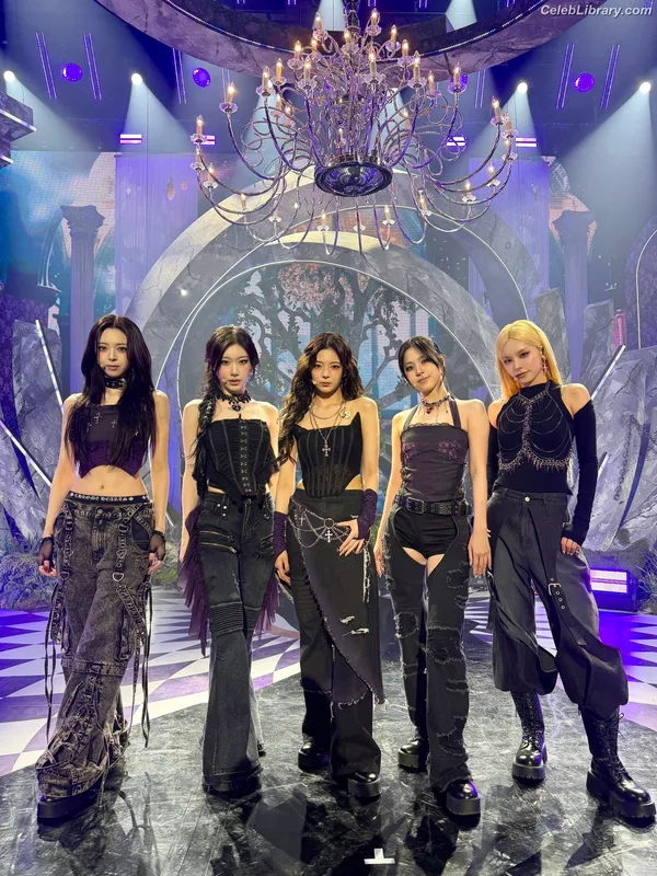 Yeji - ITZY (예지, Hwang Ye-ji) photo 13 of 1028