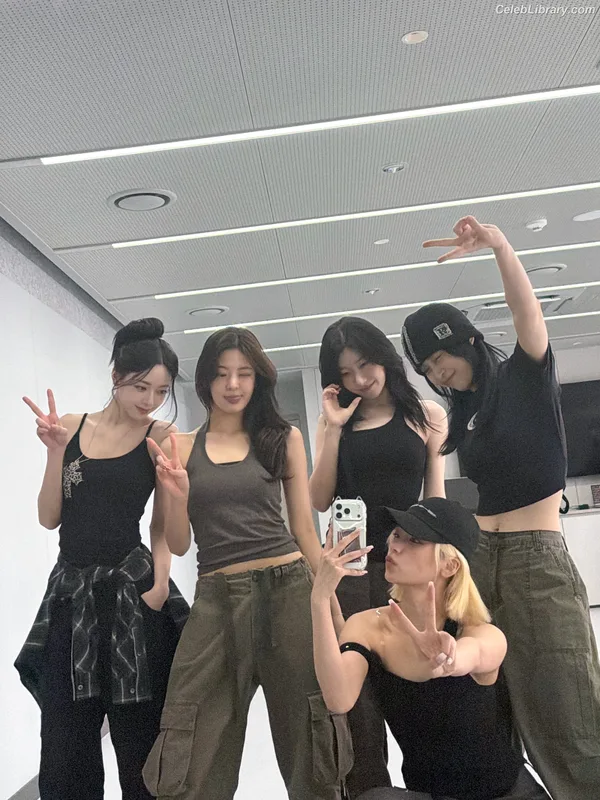 Yeji - ITZY (예지, Hwang Ye-ji) photo 4 of 1028