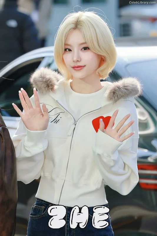 Yeji - ITZY (예지, Hwang Ye-ji) photo 7 of 1028