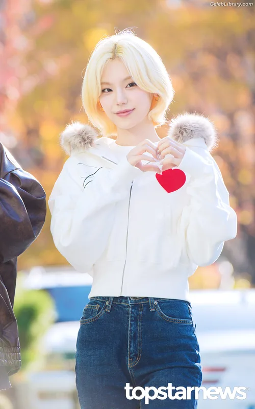 Yeji - ITZY (예지, Hwang Ye-ji) photo 10 of 1028