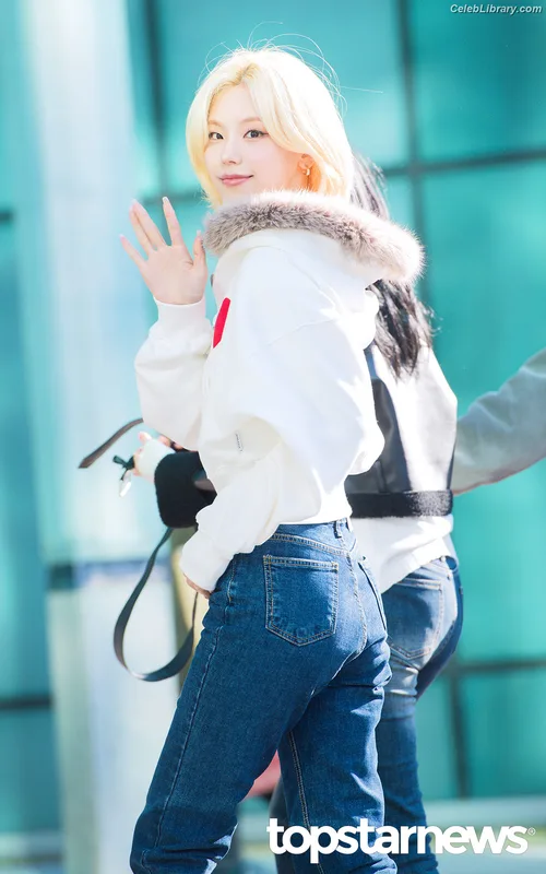 Yeji - ITZY (예지, Hwang Ye-ji) photo 11 of 1028