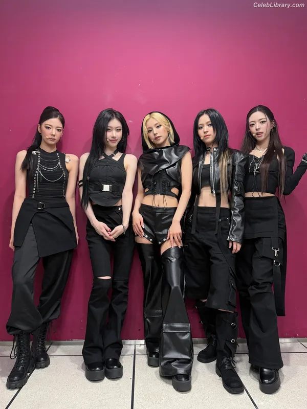 Yeji - ITZY (예지, Hwang Ye-ji) photo 2 of 1028