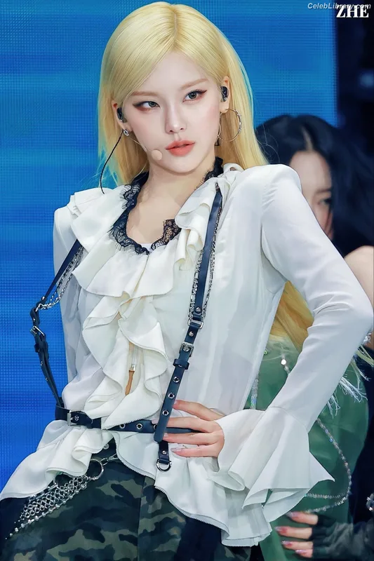 Yeji - ITZY (예지, Hwang Ye-ji) photo 20 of 1028