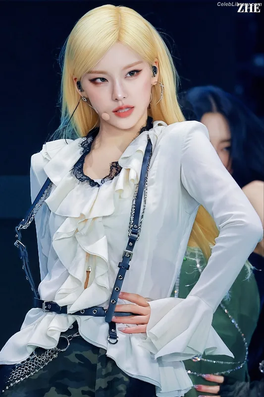 Yeji - ITZY (예지, Hwang Ye-ji) photo 21 of 1028
