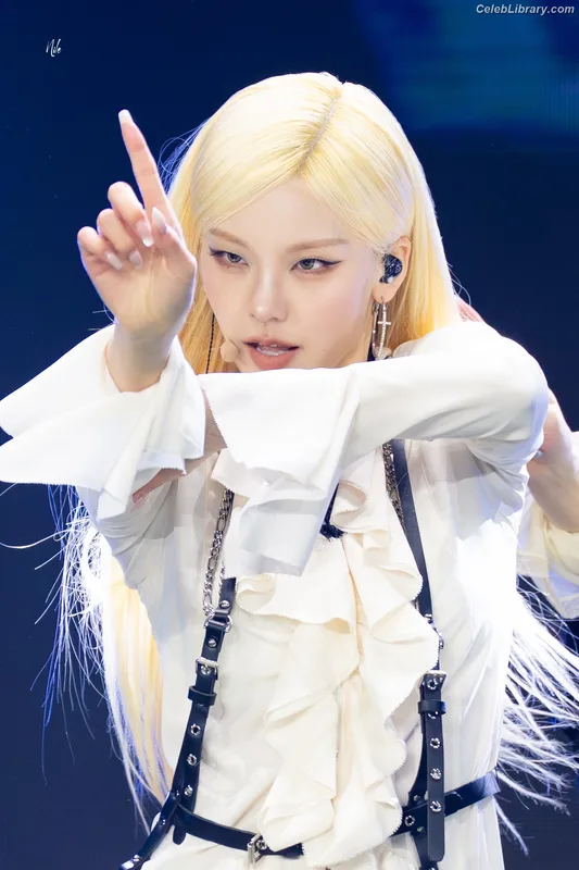 Yeji - ITZY (예지, Hwang Ye-ji) photo 24 of 1028
