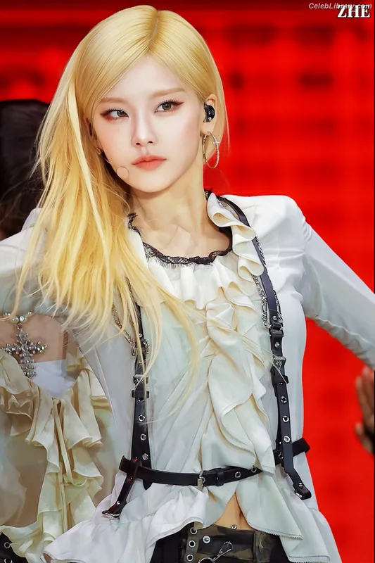 Yeji - ITZY (예지, Hwang Ye-ji) photo 1 of 1028