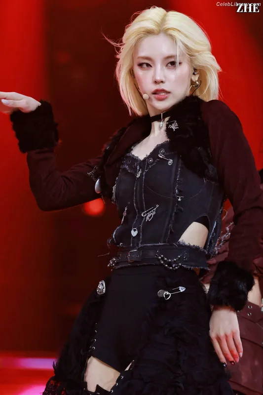 Yeji - ITZY (예지, Hwang Ye-ji) photo 13 of 1028