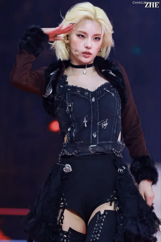 Yeji - ITZY (예지, Hwang Ye-ji) photo 14 of 1028