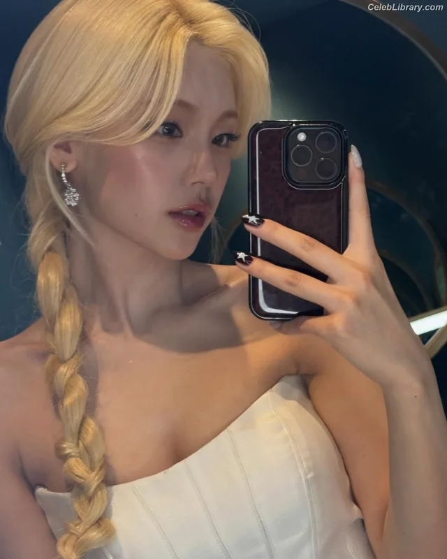 Yeji - ITZY (예지, Hwang Ye-ji) photo 20 of 1028