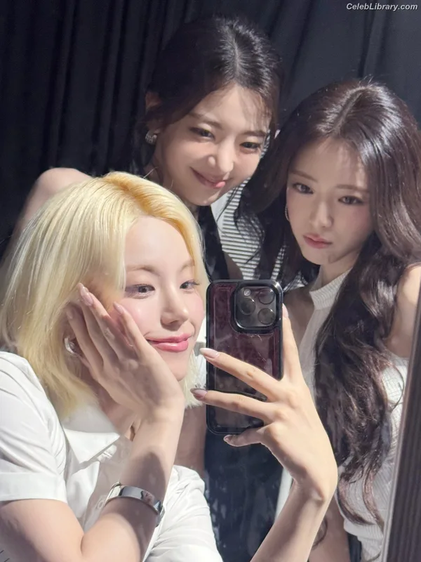 Yeji - ITZY (예지, Hwang Ye-ji) photo 11 of 1028