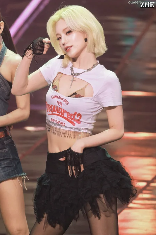 Yeji - ITZY (예지, Hwang Ye-ji) photo 13 of 1028