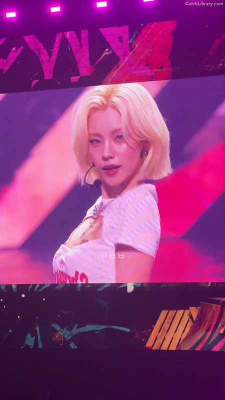Yeji - ITZY (예지, Hwang Ye-ji) photo 10 of 1028