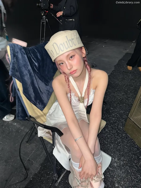 Yeji - ITZY (예지, Hwang Ye-ji) photo 12 of 1028