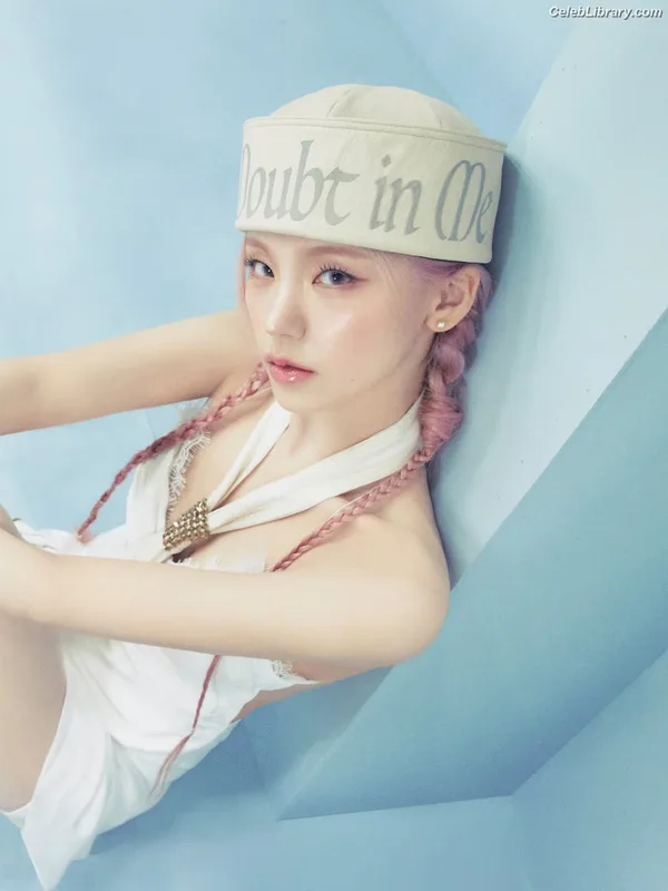 Yeji - ITZY (예지, Hwang Ye-ji) photo 14 of 1028
