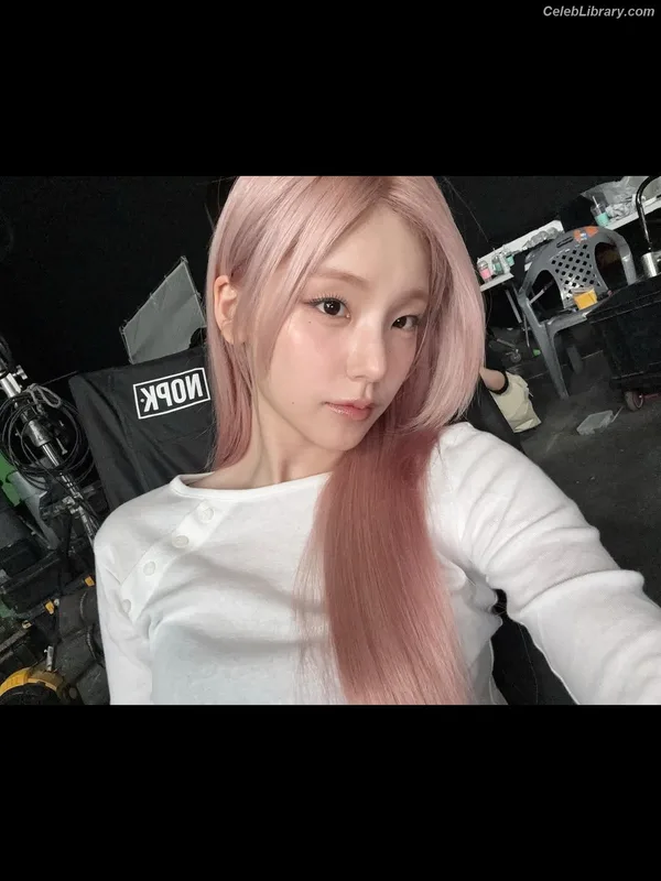 Yeji - ITZY (예지, Hwang Ye-ji) photo 16 of 1028