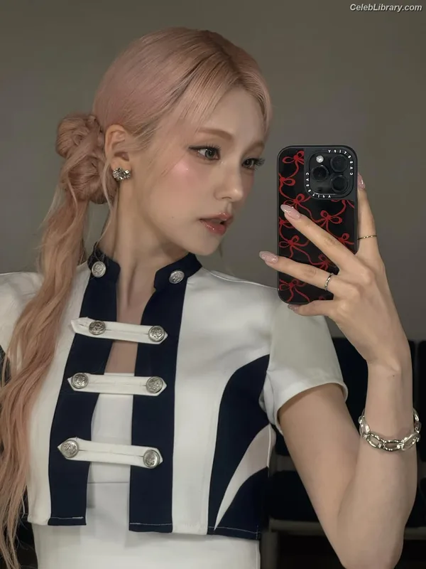 Yeji - ITZY (예지, Hwang Ye-ji) photo 6 of 1028