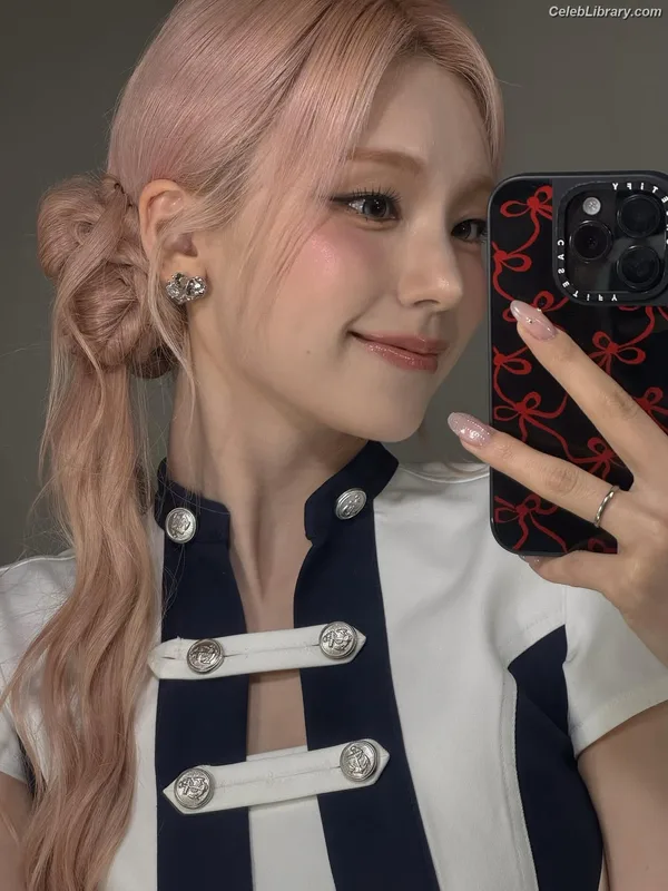 Yeji - ITZY (예지, Hwang Ye-ji) photo 7 of 1028