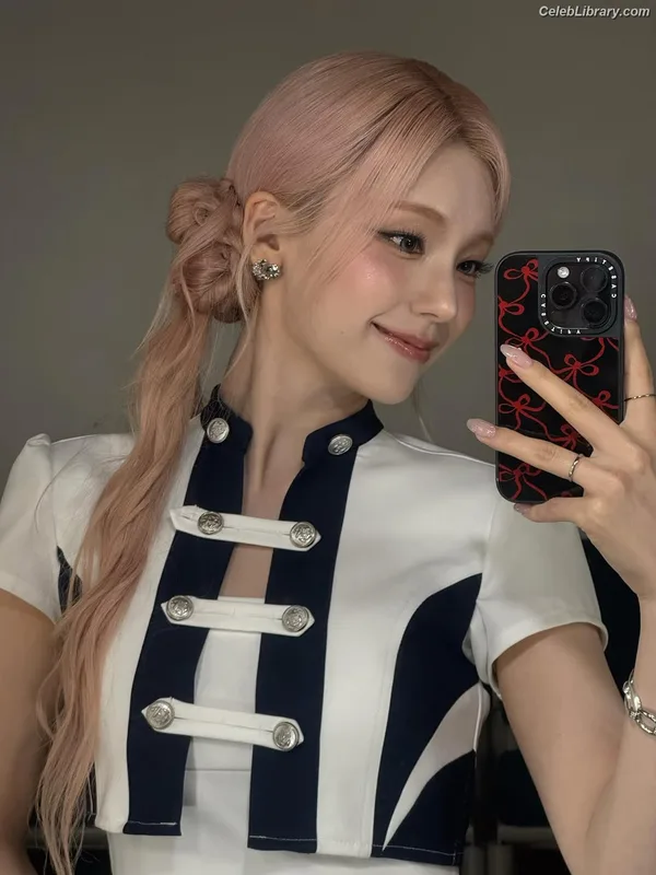 Yeji - ITZY (예지, Hwang Ye-ji) photo 15 of 1028