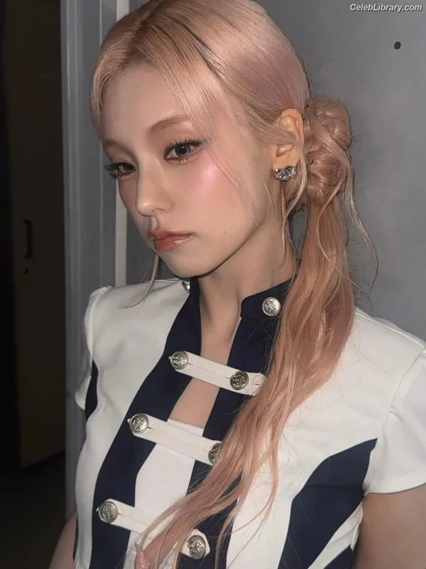 Yeji - ITZY (예지, Hwang Ye-ji) photo 19 of 1028