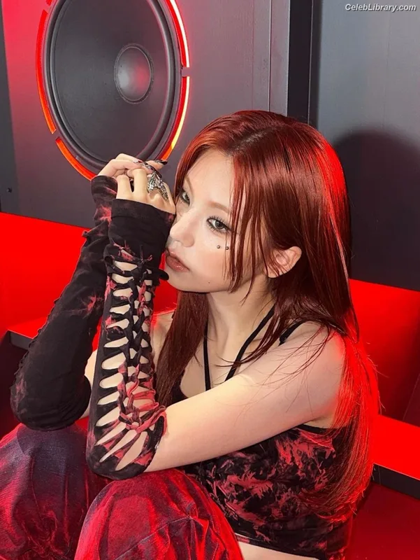 Yeji - ITZY (예지, Hwang Ye-ji) photo 11 of 1028