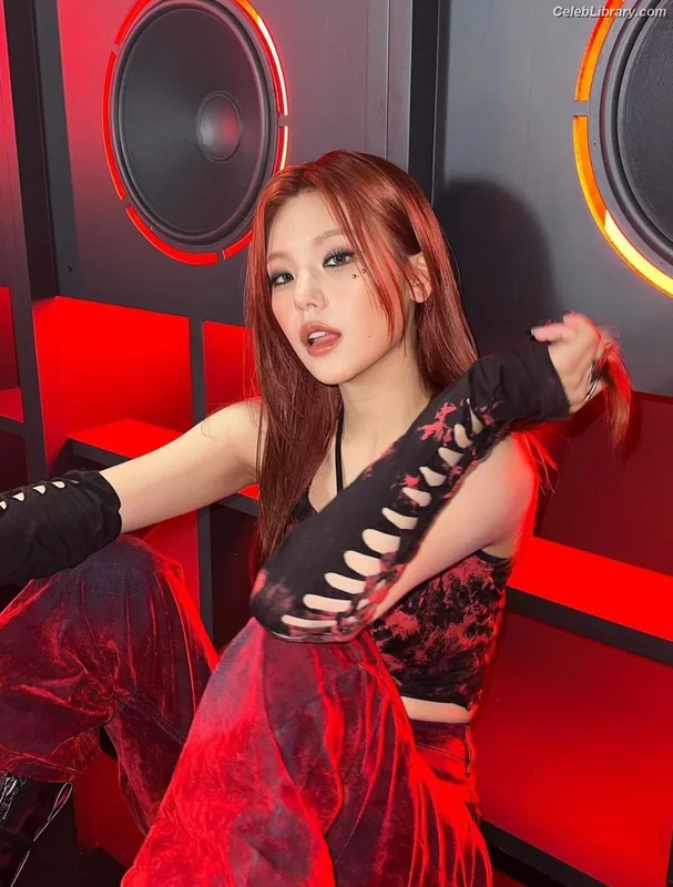 Yeji - ITZY (예지, Hwang Ye-ji) photo 12 of 1028