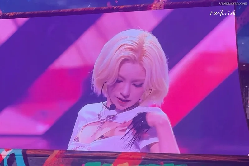 Yeji - ITZY (예지, Hwang Ye-ji) photo 15 of 1028