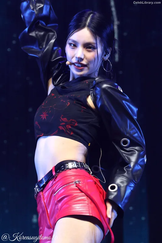 Yeji - ITZY (예지, Hwang Ye-ji) photo 17 of 1028