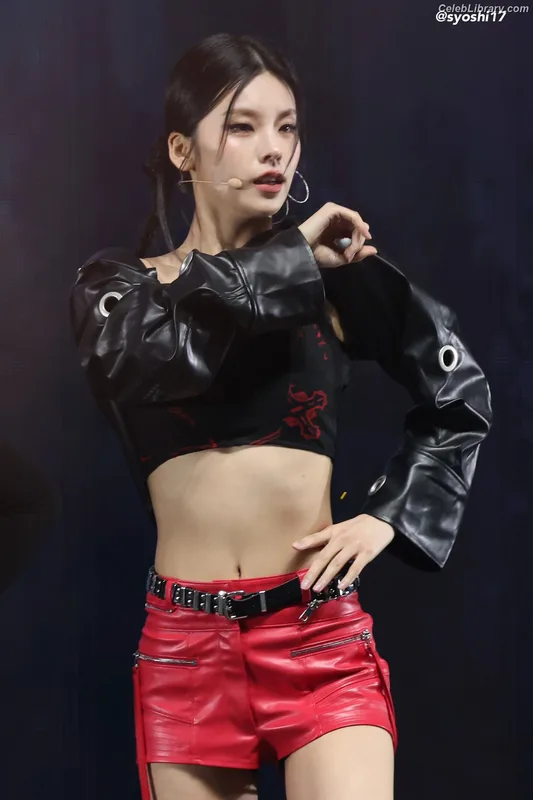 Yeji - ITZY (예지, Hwang Ye-ji) photo 18 of 1028