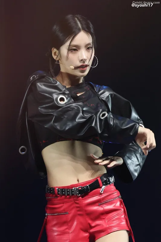 Yeji - ITZY (예지, Hwang Ye-ji) photo 19 of 1028