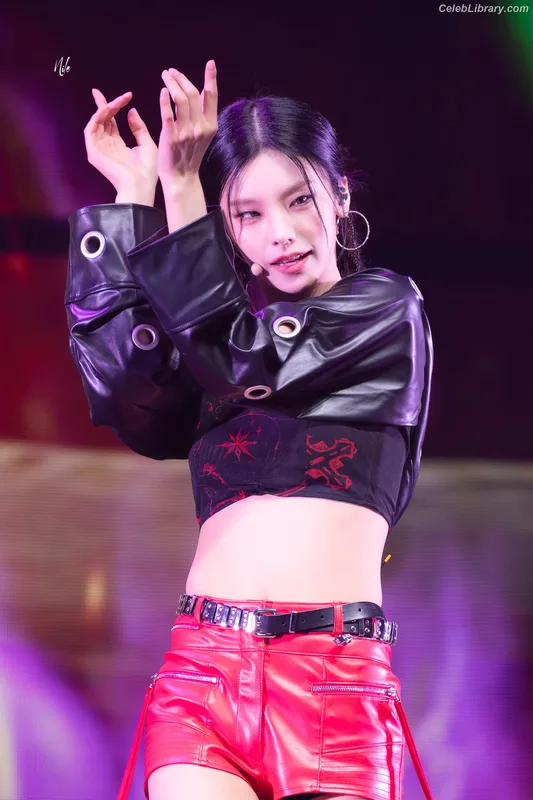 Yeji - ITZY (예지, Hwang Ye-ji) photo 20 of 1028