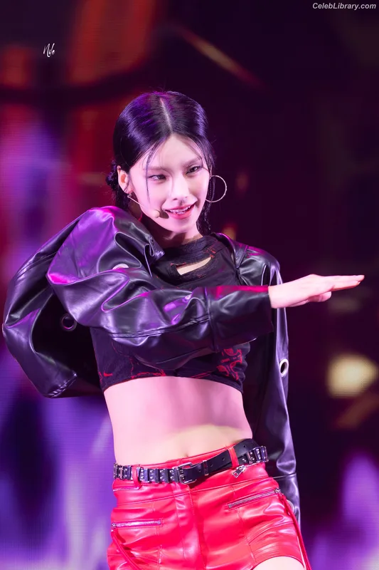Yeji - ITZY (예지, Hwang Ye-ji) photo 21 of 1028